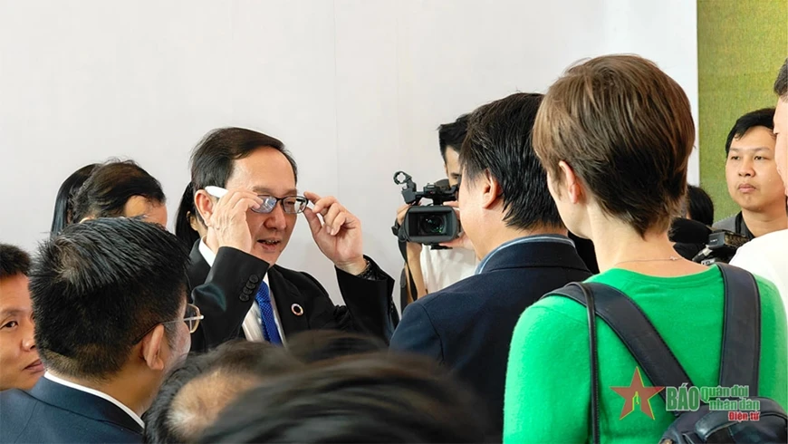 Bộ trưởng Bộ Khoa học và Công nghệ Huỳnh Thành Đạt và khách tham quan trải nghiệm công nghệ ứng dụng trí tuệ nhân tạo tại triển lãm.