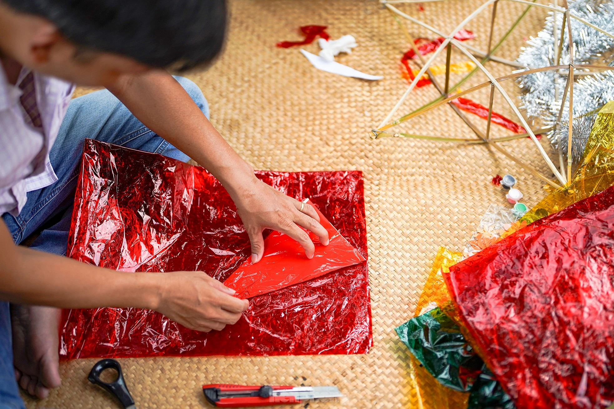 Để làm chiếc đèn ông sao theo kiểu truyền thống, nhóm phụ huynh này chuẩn bị một số nguyên liệu cơ bản như thanh tre để làm khung cho chiếc đèn, dây kẽm, keo dán, giấy bóng kính màu hoặc giấy gói quà tùy theo sở thích của mỗi người.