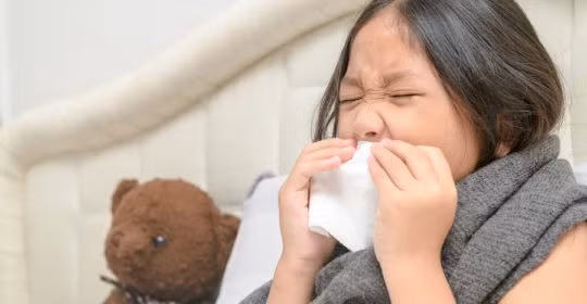 Cảm lạnh vào thời điểm giao mùa dễ khiến trẻ bị ho, đặc biệt là ho có đờm.