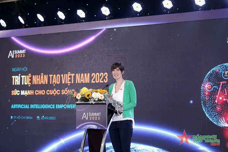 Tổng Lãnh sự Vương quốc Anh tại Thành phố Hồ Chí Minh Emily Hamblin phát biểu chào mừng.