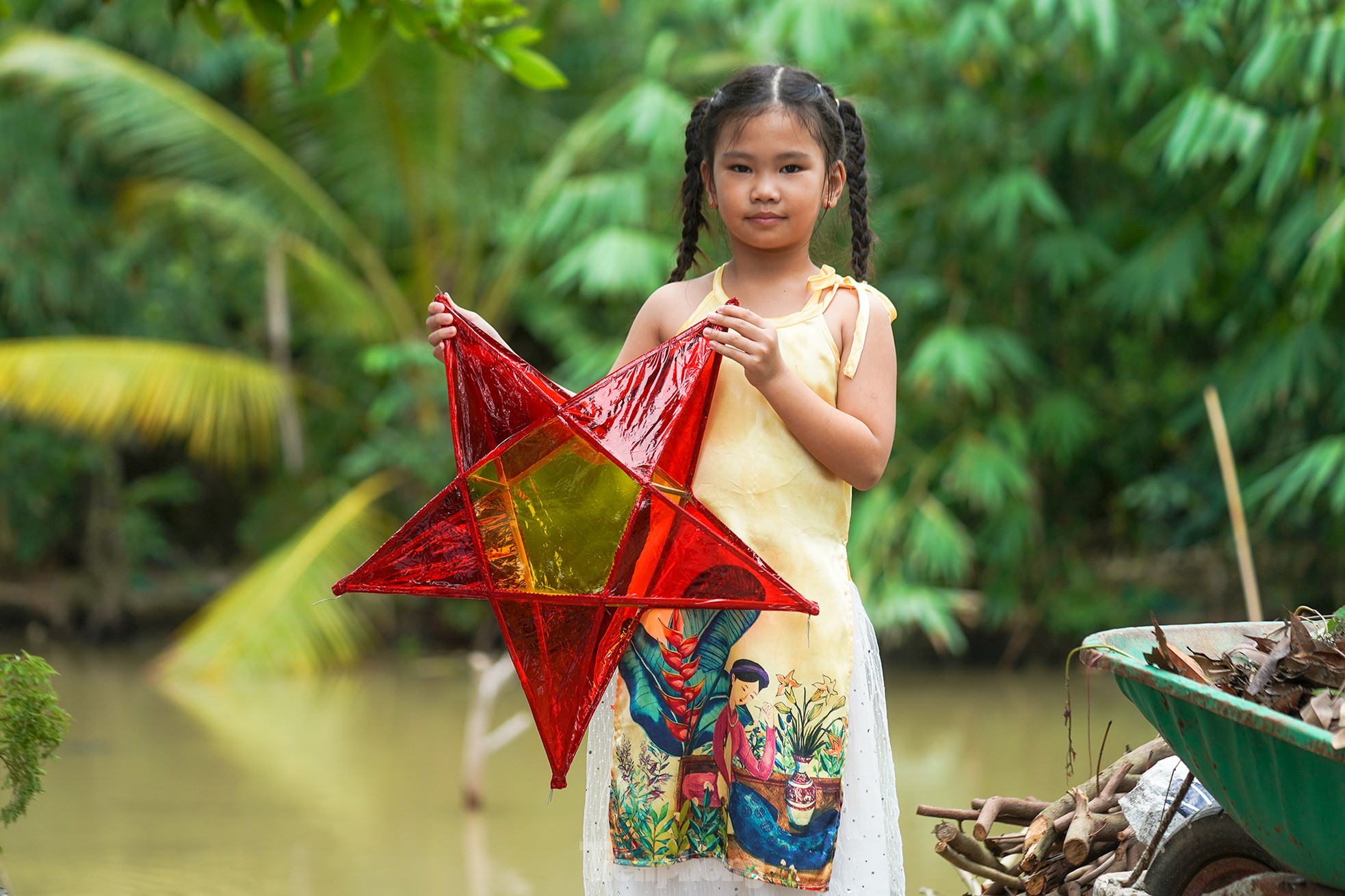 Bé Cát Tường, bé Phương Thảo, bé Lương Khả Hân (áo dài, 6 tuổi, học sinh trường tiểu học TT Tầm Vu) háo hức khoe thành quả. Bé Cát Tường, bé Phương Thảo, bé Lương Khả Hân (áo dài, 6 tuổi, học sinh trường tiểu học TT Tầm Vu) háo hức khoe thành quả.