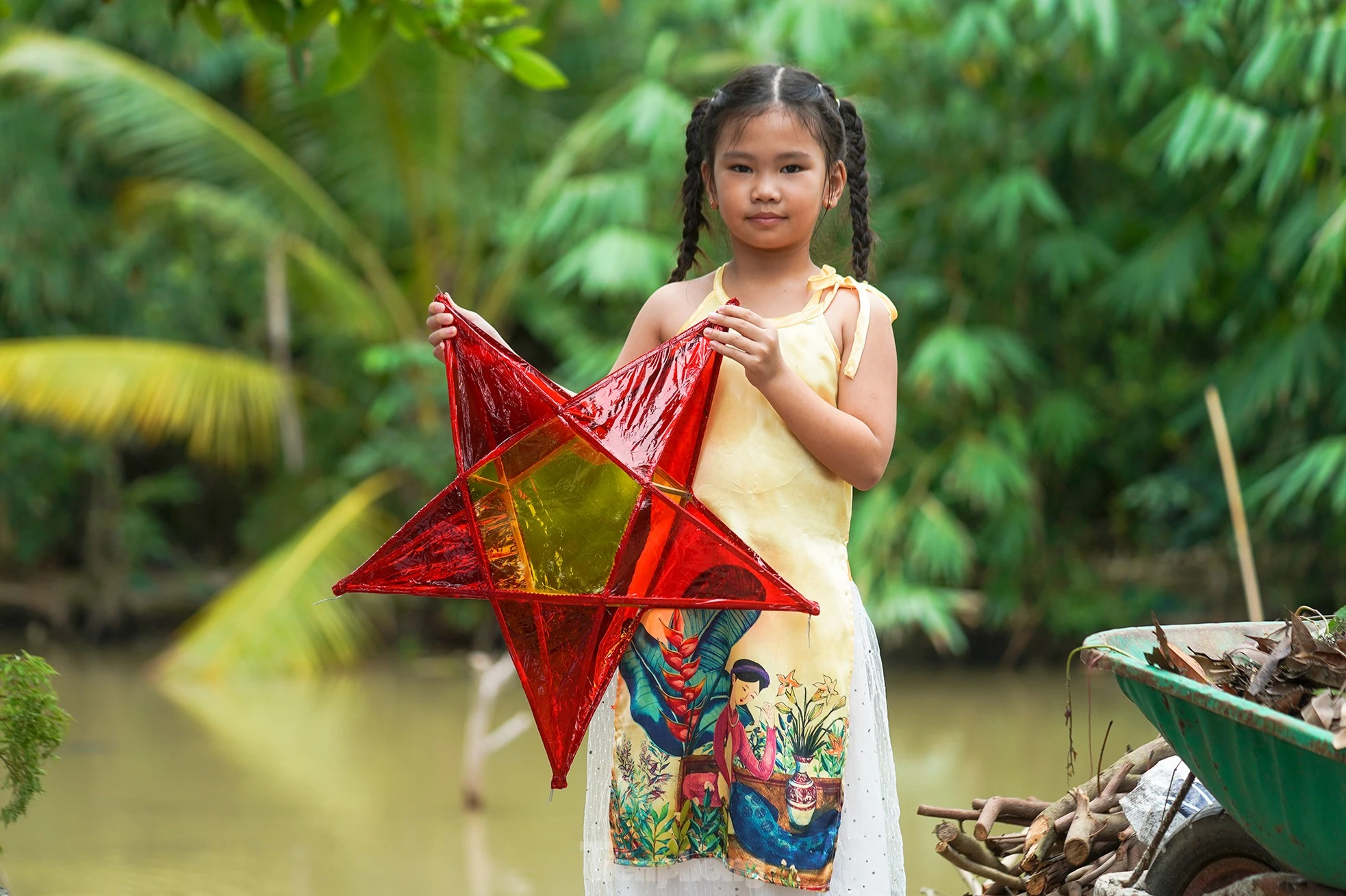 Bé Cát Tường, bé Phương Thảo, bé Lương Khả Hân (áo dài, 6 tuổi, học sinh trường tiểu học TT Tầm Vu) háo hức khoe thành quả.