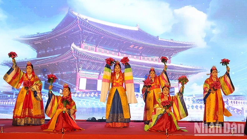 Tiết mục múa của các nghệ sĩ Hàn.