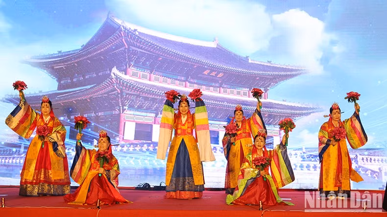 Tiết mục múa của các nghệ sĩ Hàn.