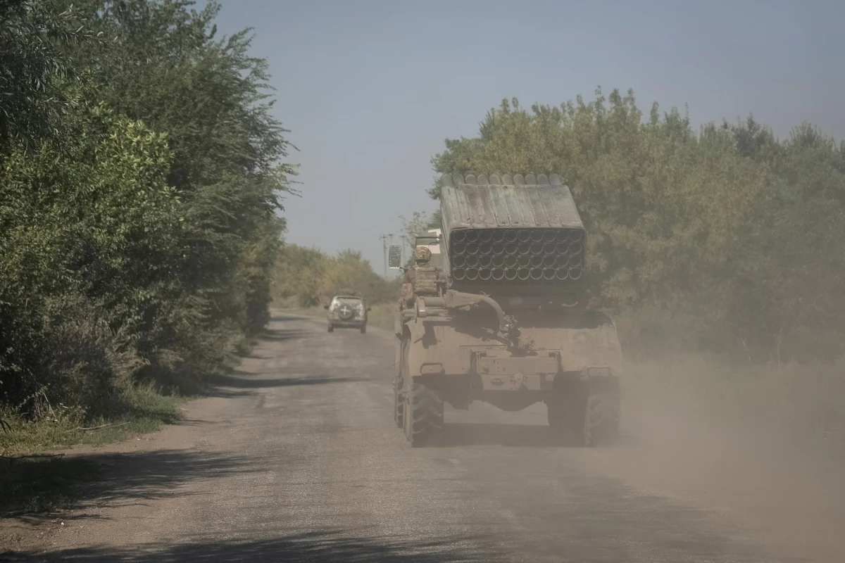 Phao phan luc BM-21 Grad cua Ukraine o Zaporizhzhia. Anh Reuters.JPG.jpg