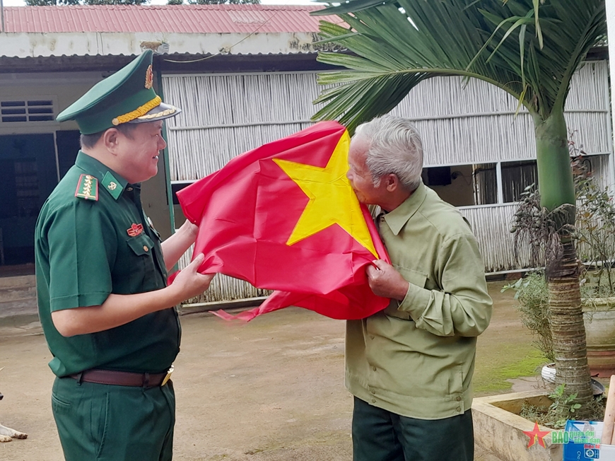 Cán bộ Đồn Biên phòng Hướng Lập tặng cờ Tổ quốc cho ông Hồ Lanh, thôn Tà Rùng, xã Hướng Việt. Cán bộ Đồn Biên phòng Hướng Lập tặng cờ Tổ quốc cho ông Hồ Lanh, thôn Tà Rùng, xã Hướng Việt.