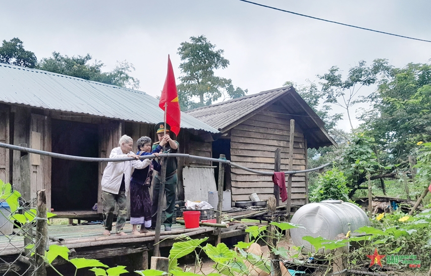 Đại úy Phan Quang Vĩnh giúp vợ chồng bà Hồ Thị Oi treo cờ Tổ quốc chào mừng Tết Độc lập - Quốc khánh 2/9. Đại úy Phan Quang Vĩnh giúp vợ chồng bà Hồ Thị Oi treo cờ Tổ quốc chào mừng Tết Độc lập - Quốc khánh 2/9.