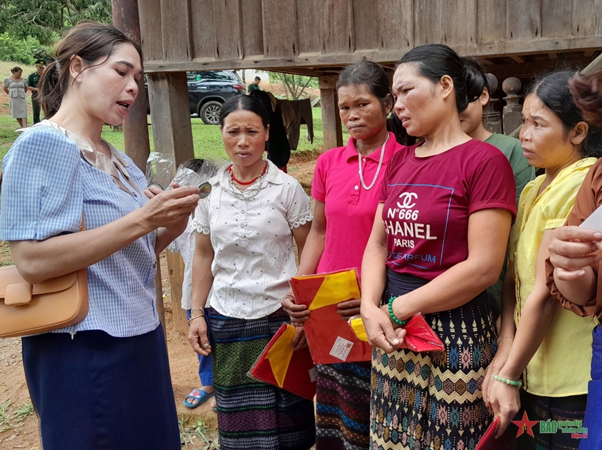 Nhân dân bản Sê Pu - Tà Păng nhận cờ Tổ quốc và móc khóa in số điện thoại đường dây nóng của Đồn Biên phòng Hướng Lập. Nhân dân bản Sê Pu - Tà Păng nhận cờ Tổ quốc và móc khóa in số điện thoại đường dây nóng của Đồn Biên phòng Hướng Lập.
