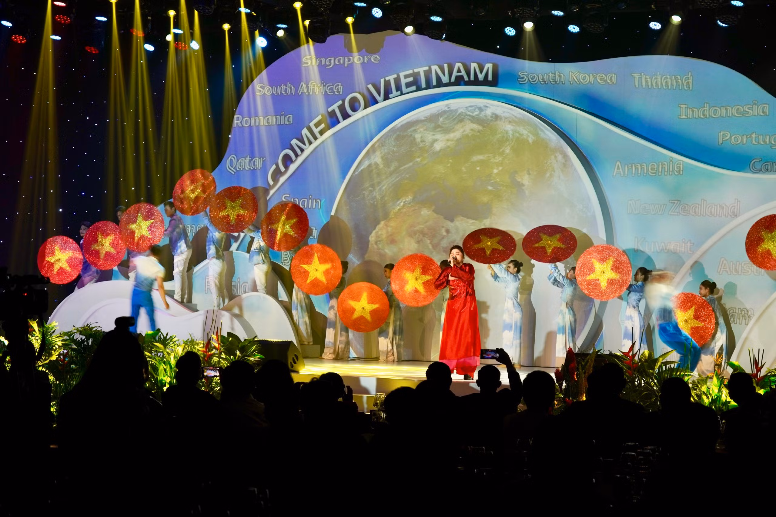 Chương trình chào đón khách trong nước và quốc tế tham dự sự kiện.