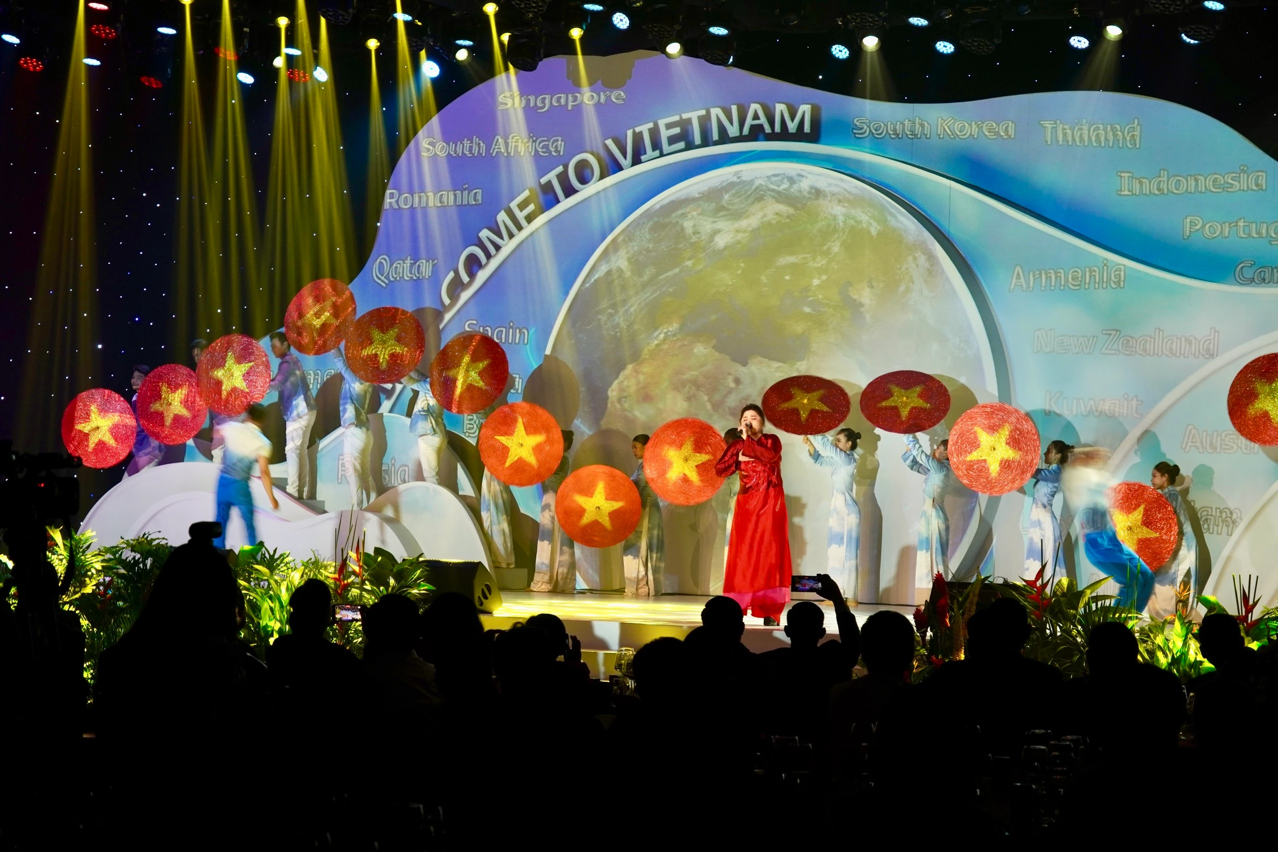 Chương trình chào đón khách trong nước và quốc tế tham dự sự kiện.