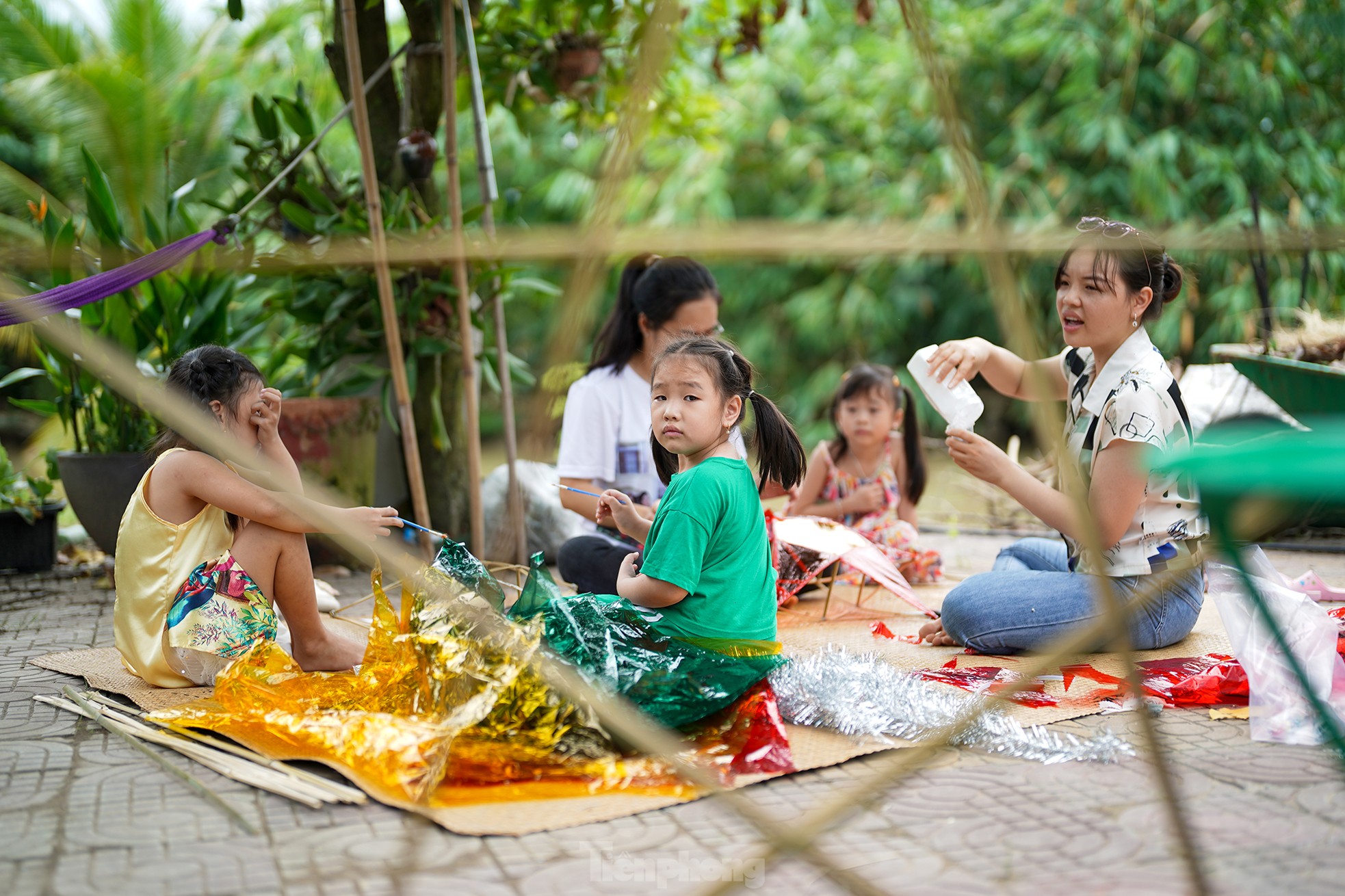 Bé Cát Tường (6 tuổi, học lớp 1/8, trường tiểu học Tân An) hay ngoái nhìn chiếc lồng đèn mẫu anh Tuấn làm sẵn. Bé Cát Tường (6 tuổi, học lớp 1/8, trường tiểu học Tân An) hay ngoái nhìn chiếc lồng đèn mẫu anh Tuấn làm sẵn.