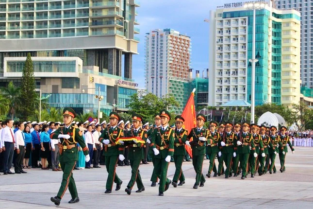 Đúng 5h55 đoàn tiêu binh tiến vào vị trí để chuẩn bị nghi thức trang trọng của Lễ Thượng cờ.