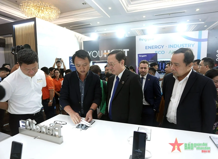 Bộ trưởng Bộ Khoa học và Công nghệ Huỳnh Thành Đạt và các đại biểu tham quan gian hàng trưng bày sản phẩm công nghệ mới nhất tại sự kiện.