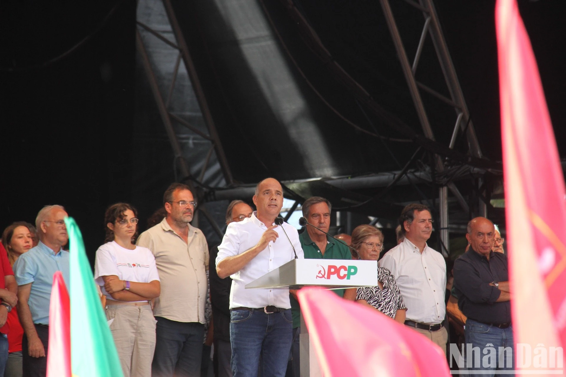 Phát biểu tại buổi mít-tinh biểu dương lực lượng, Tổng Bí thư Đảng Cộng sản Bồ Đào Nha Paulo Raimundo tái khẳng định Cương lĩnh của Đảng Cộng sản Bồ Đào Nha: “Nền dân chủ tiên tiến - Giá trị của Tháng Tư trong tương lai của Bồ Đào Nha”.