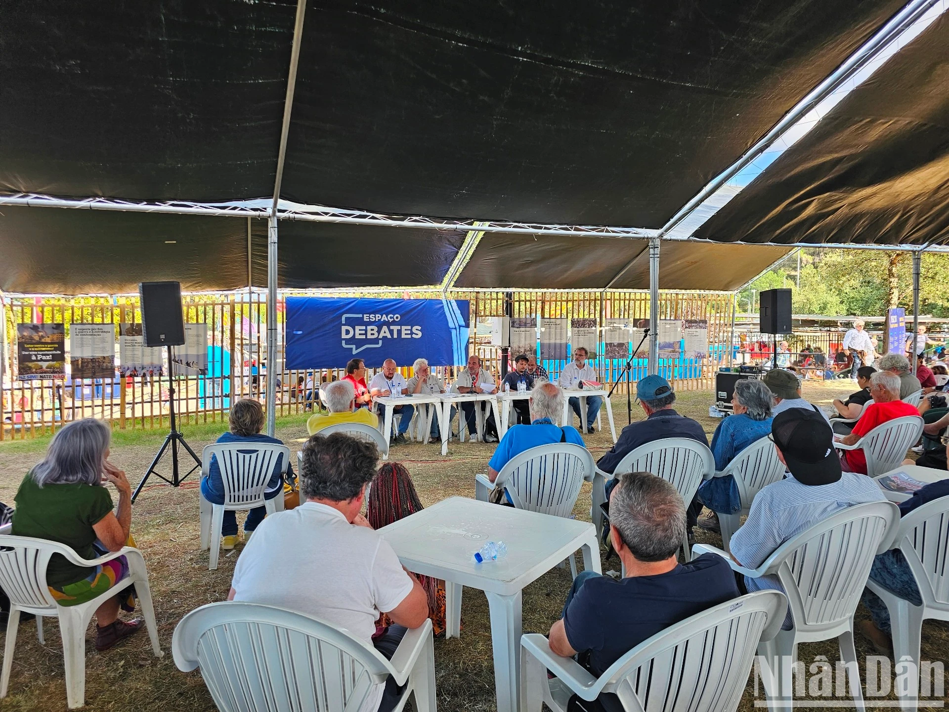 Các đại biểu quốc tế tham dự hội thảo về những thách thức toàn cầu và đấu tranh vì hòa bình.