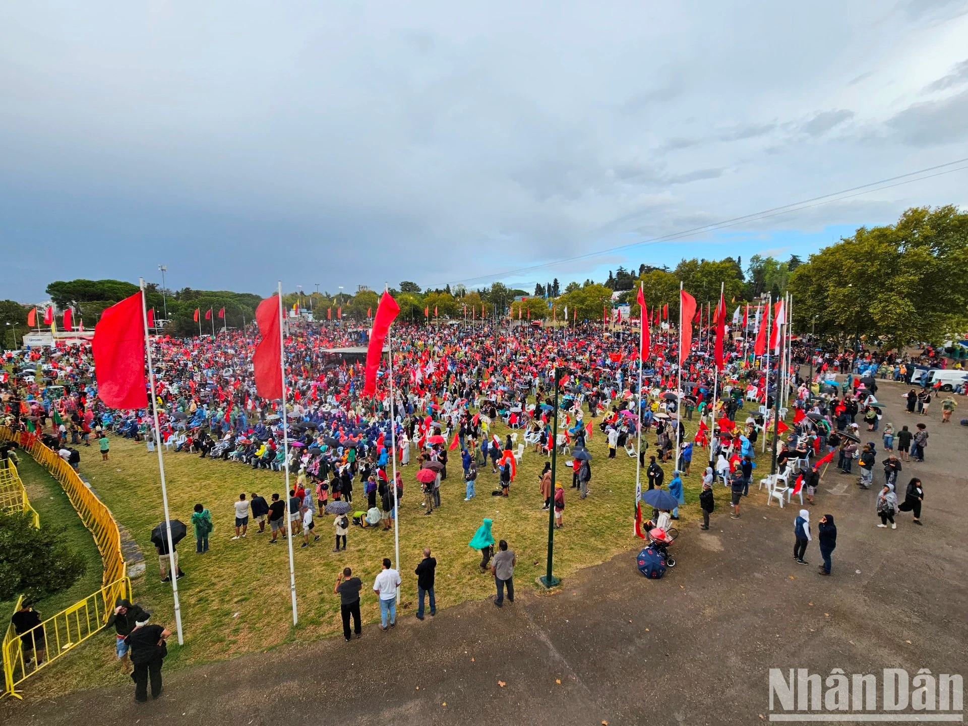 Hàng chục nghìn người tạo nên một khối đoàn kết ủng hộ Đảng Cộng sản Bồ Đào Nha.