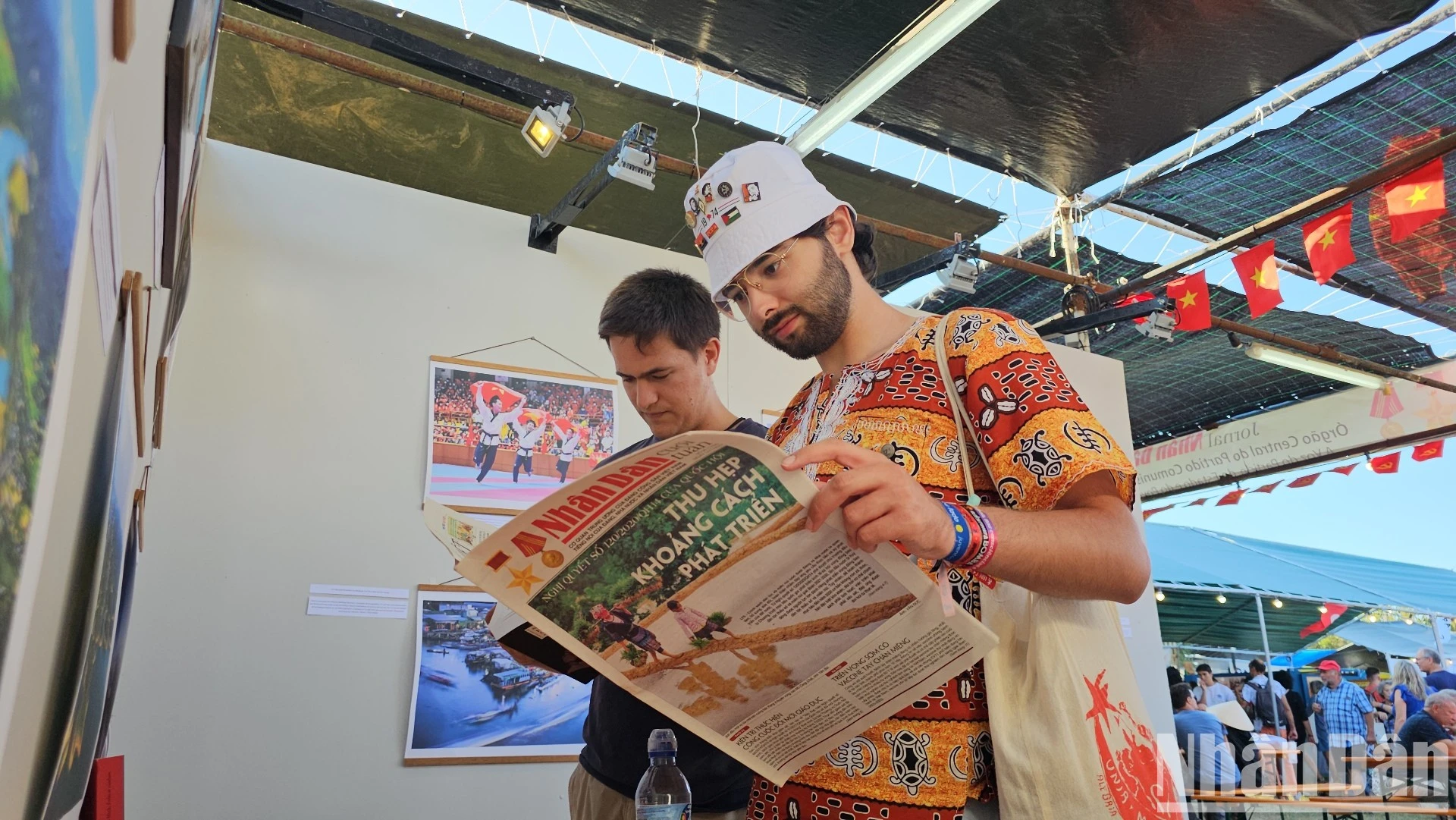 Hai sinh viên người Bồ Đào Nha Jose Flores và Vitor Arauj ấn tượng với cách trình bày của các ấn phẩm Báo Nhân Dân.