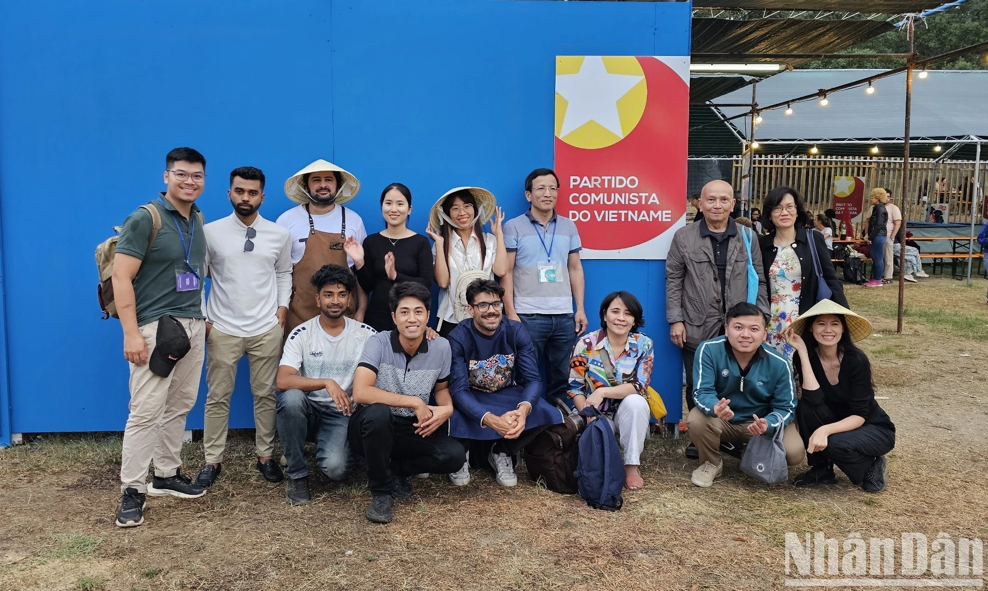 Các tình nguyện viên Bồ Đào Nha và việt kiều giúp Báo Nhân Dân tổ chức gian trưng bày tại Hội báo Avante năm 2023.