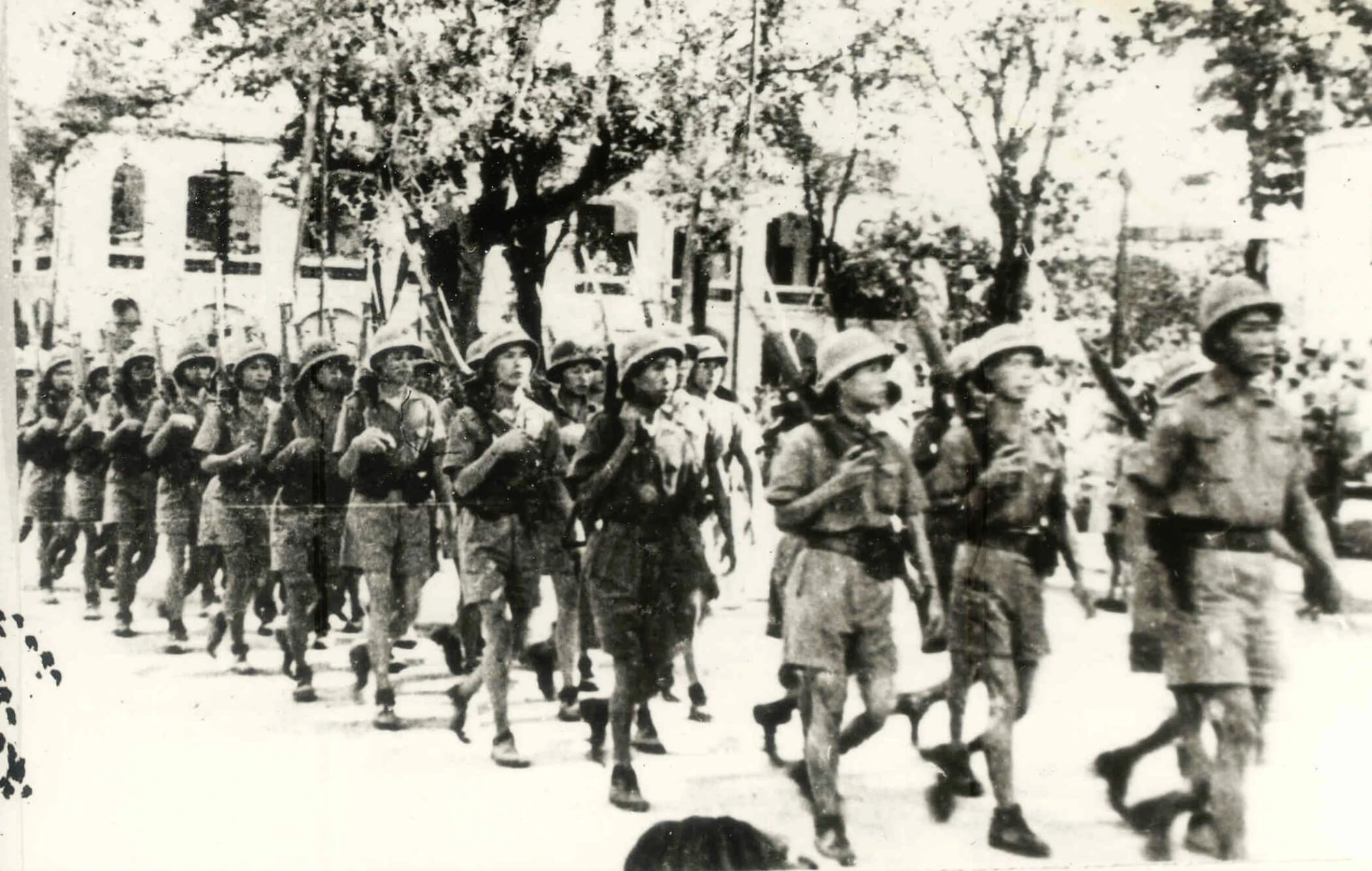 Đoàn chiến sĩ Giải phóng quân do ông Đàm Quang Trung dẫn đầu tại Hà Nội, ngày 2/9/1945.