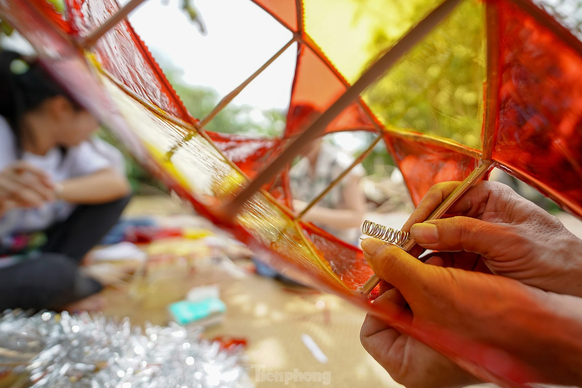 Hình ảnh những chiếc đèn ông sao đã in sâu trong ký ức mỗi người, nó gọi về ký ức tuổi thơ với niềm háo hức có được chiếc đèn để trông trăng. Trung thu xưa, mỗi dịp Rằm tháng tám, các ông bố bà mẹ lại rục rịch vót tre, mua nến làm cho mấy đứa nhỏ chiếc đèn ông sao đón Trung thu. Anh Quốc Tuấn (đứng) hỗ trợ đắc lực cho nhóm phụ huynh thực hiện những chiếc lồng đèn.