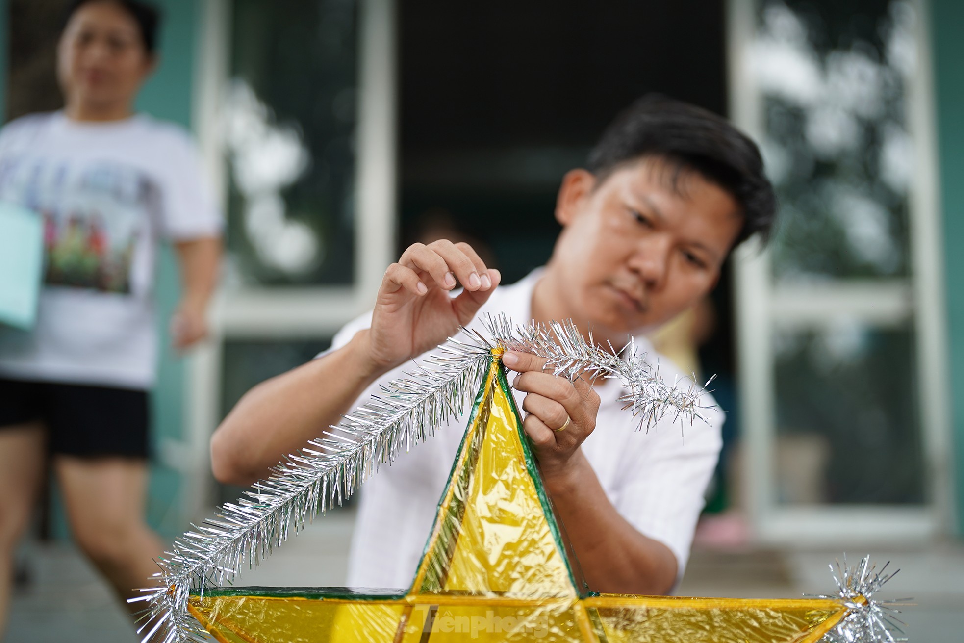 Hình ảnh những chiếc đèn ông sao đã in sâu trong ký ức mỗi người, nó gọi về ký ức tuổi thơ với niềm háo hức có được chiếc đèn để trông trăng. Trung thu xưa, mỗi dịp Rằm tháng tám, các ông bố bà mẹ lại rục rịch vót tre, mua nến làm cho mấy đứa nhỏ chiếc đèn ông sao đón Trung thu. Anh Quốc Tuấn (đứng) hỗ trợ đắc lực cho nhóm phụ huynh thực hiện những chiếc lồng đèn. Hình ảnh những chiếc đèn ông sao đã in sâu trong ký ức mỗi người, nó gọi về ký ức tuổi thơ với niềm háo hức có được chiếc đèn để trông trăng. Trung thu xưa, mỗi dịp Rằm tháng tám, các ông bố bà mẹ lại rục rịch vót tre, mua nến làm cho mấy đứa nhỏ chiếc đèn ông sao đón Trung thu. Anh Quốc Tuấn (đứng) hỗ trợ đắc lực cho nhóm phụ huynh thực hiện những chiếc lồng đèn.