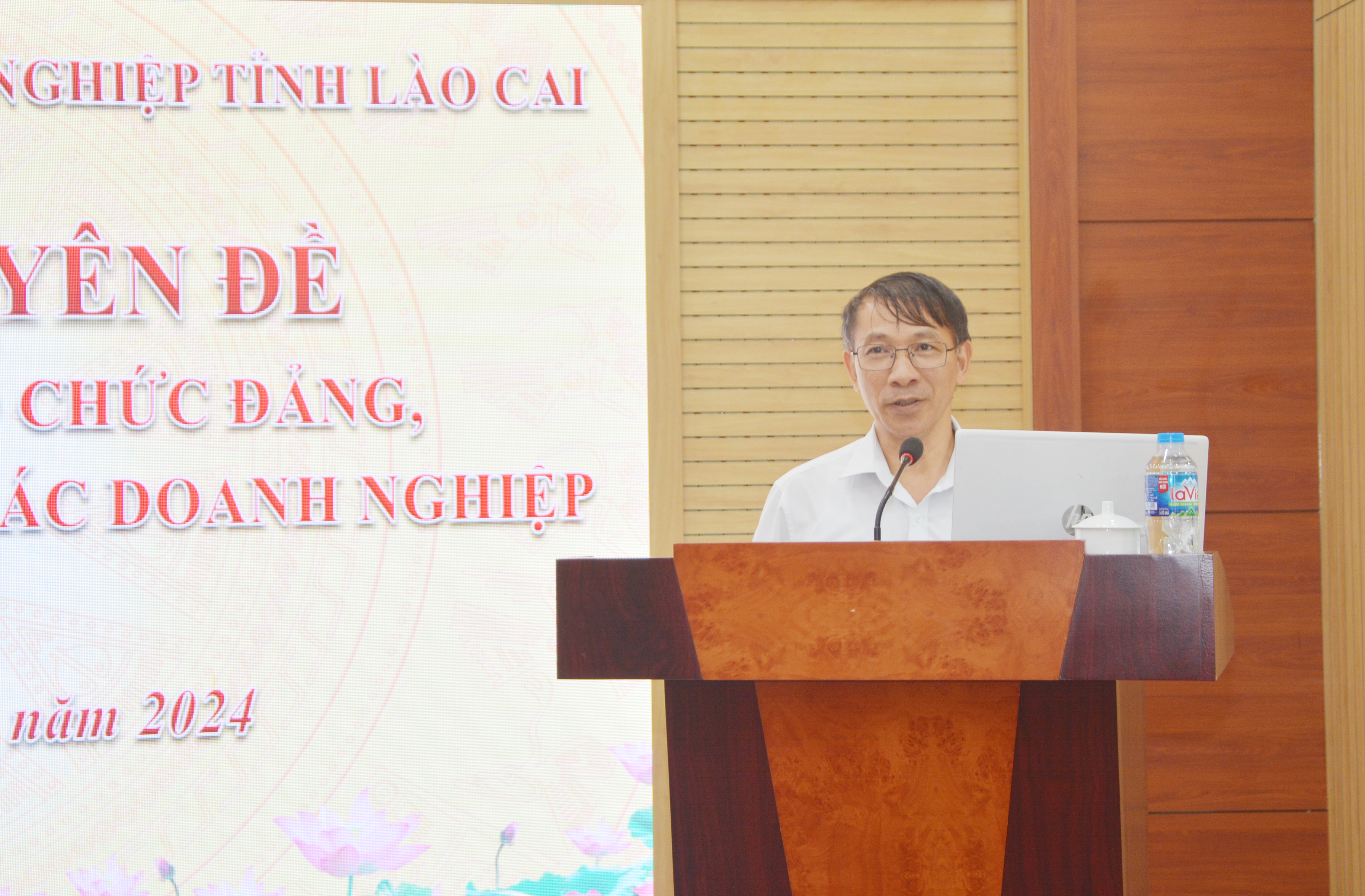 Phó Trưởng Ban Tổ chức Tỉnh ủy Ngô Hữu Quý thông tin khái quát về công tác chỉ đạo của Tỉnh ủy, kết quả phát triển đảng viên, xây dựng tổ chức đảng trong các doanh nghiệp trên địa bàn tỉnh thời gian qua. DSC_6364.JPG