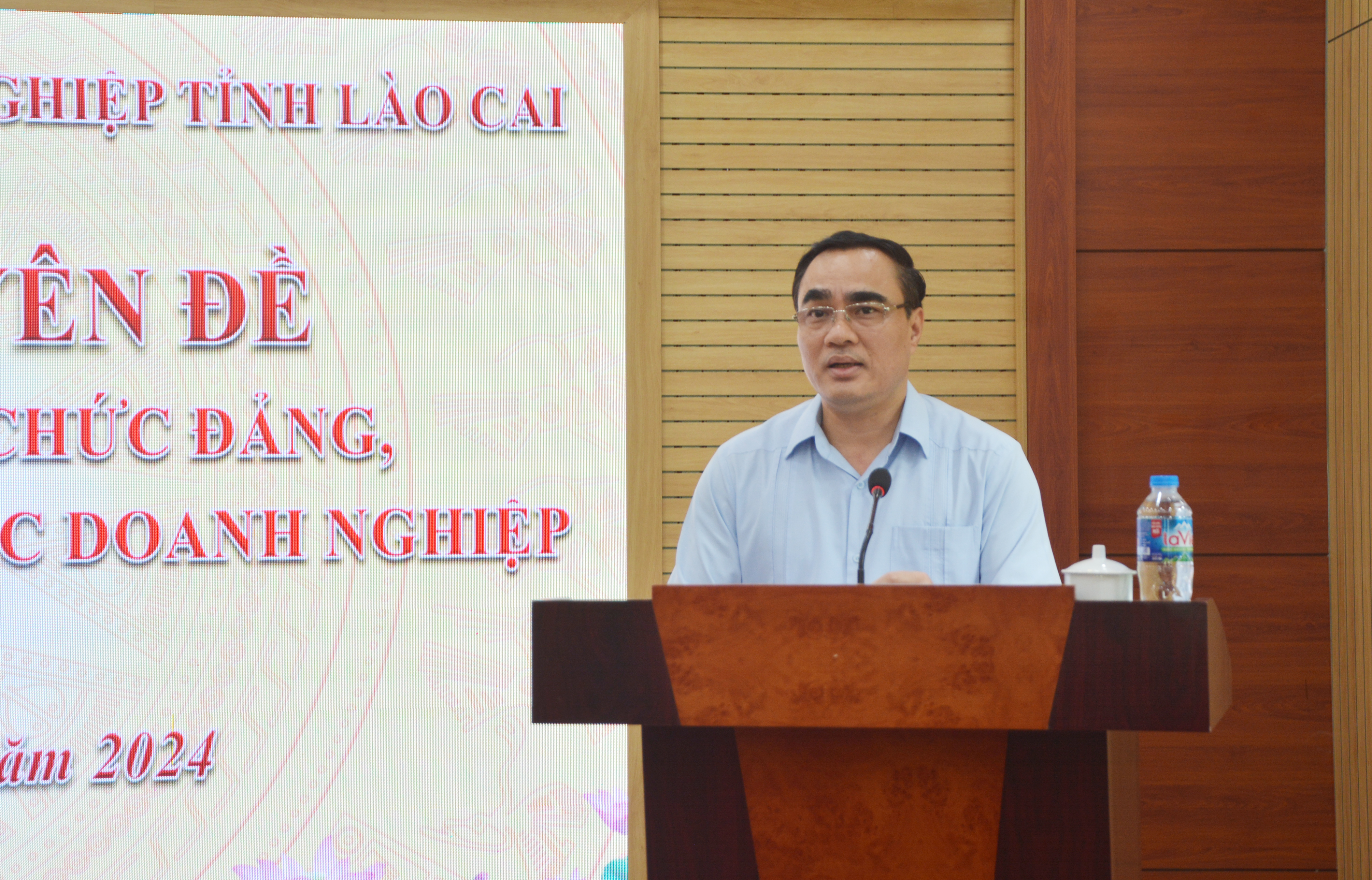 Bí thư Đảng ủy Khối Cơ quan - Doanh nghiệp tỉnh Nguyễn Hữu Long phát biểu đề dẫn hội nghị. DSC_6369.JPG
