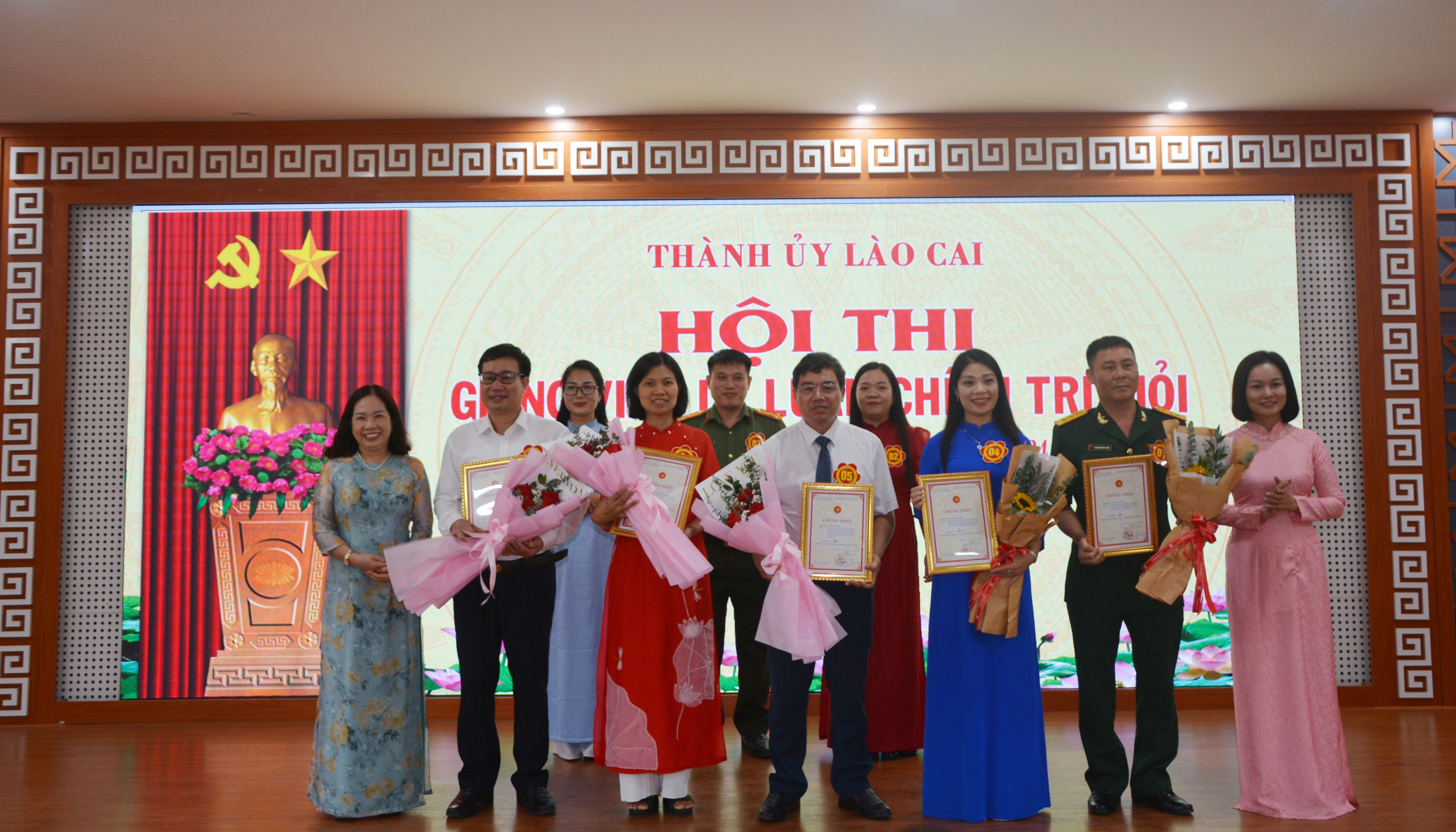 Trao giải Ba cho 5 thí sinh. DSC_6183.JPG