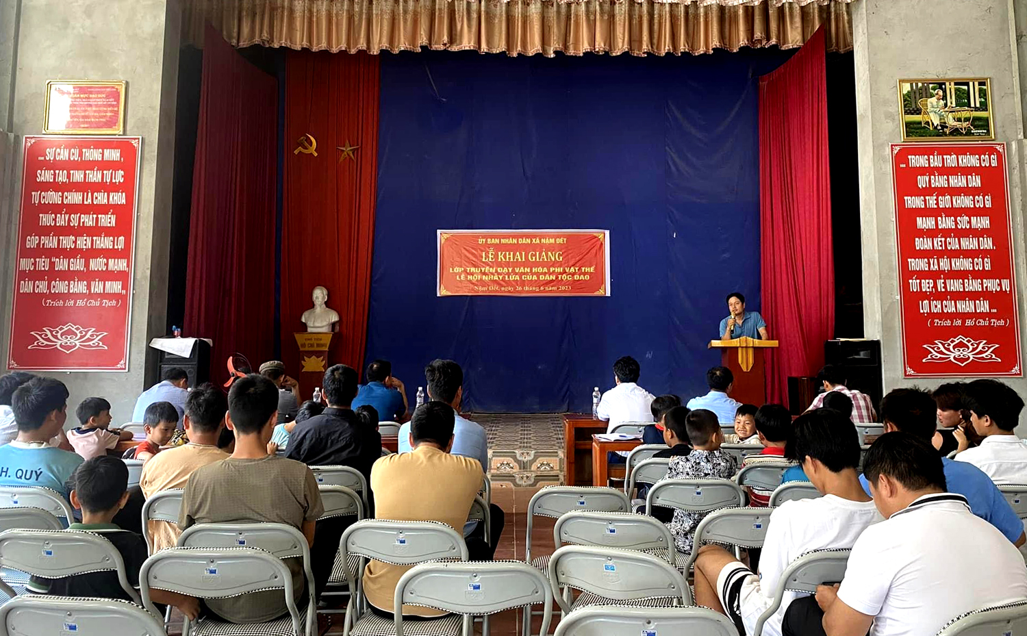 Quang cảnh lớp truyền dạy lễ nhảy lửa của người Dao đỏ. nhay lua.JPG