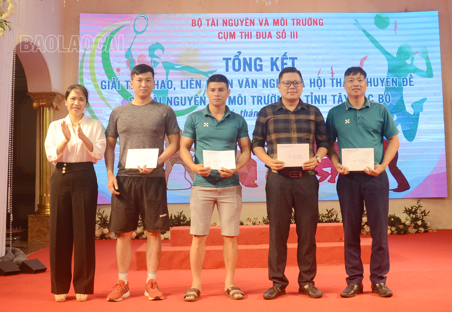 Trao giải môn kéo co cho các đội. 66.jpg