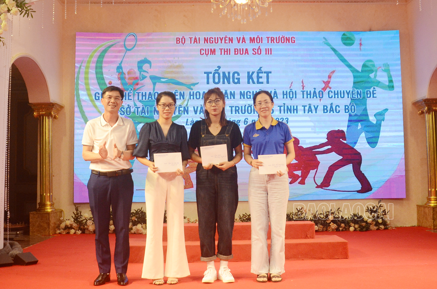 Trao giải nội dung bóng chuyền hơi nữ. 88.jpg