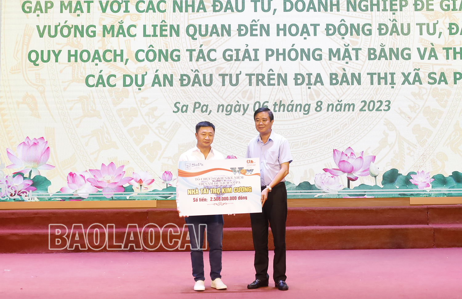 Trao danh hiệu "Nhà tài trợ kim cương" cho đơn vị ủng hộ. sa pa 6.jpg