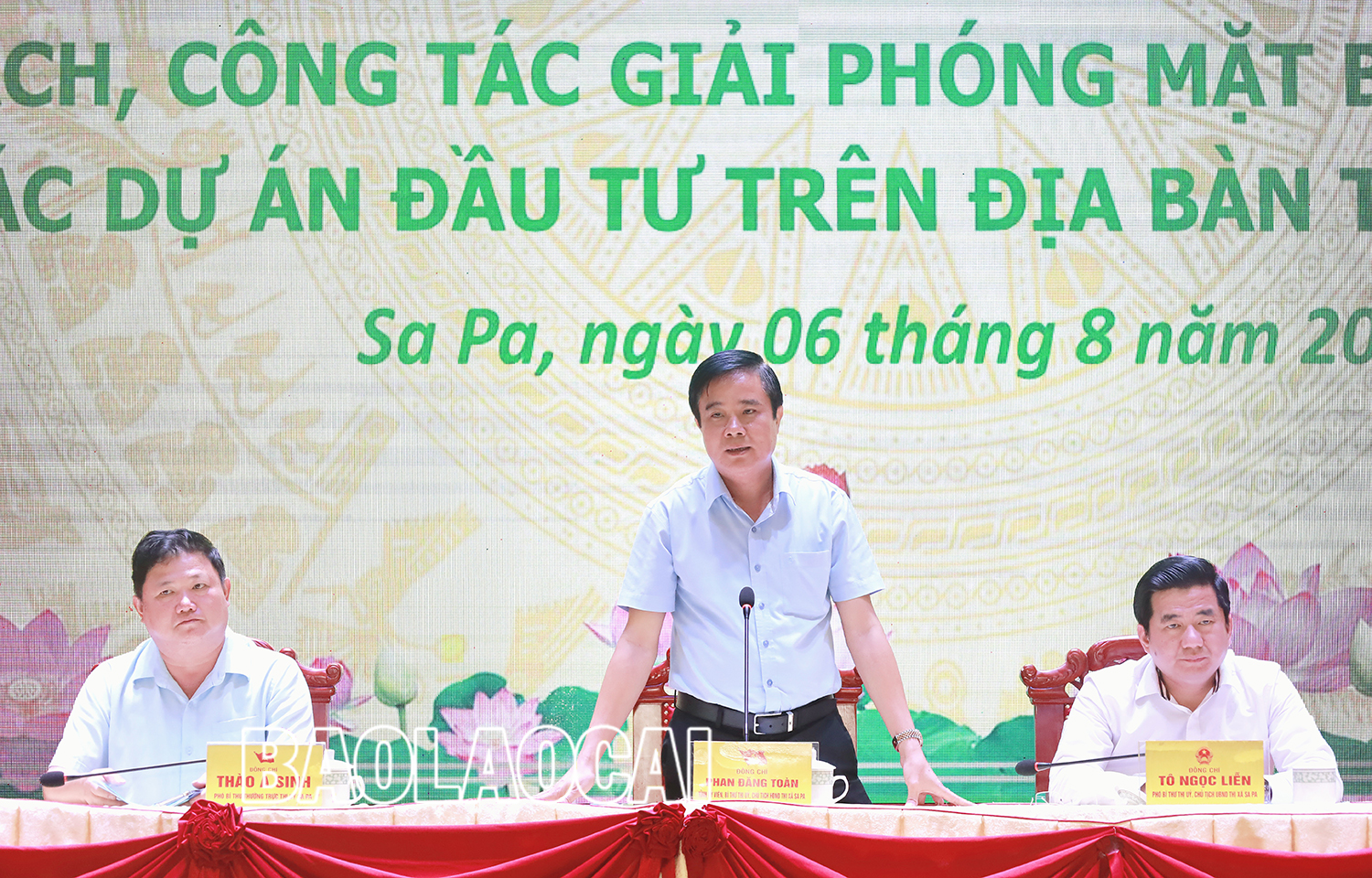 Bí thư Thị ủy Sa Pa Phan Đăng Toàn trả lời một số vấn đề đại biểu quan tâm. sa pa 4.jpg