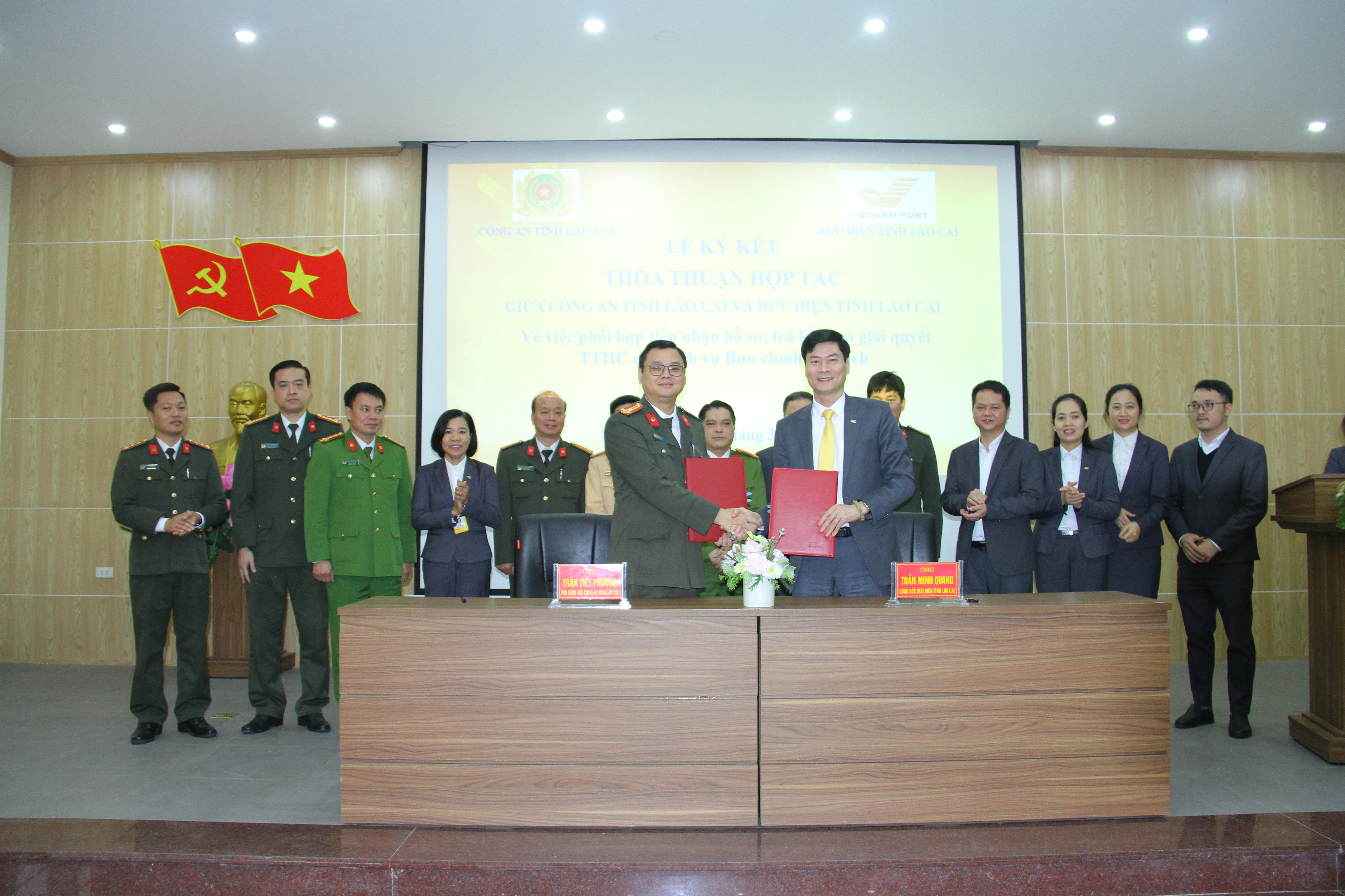 Ảnh 4. Lãnh đạo 2 đơn vị ký kết và trao đổi văn bản thỏa thuận hợp tác.JPG