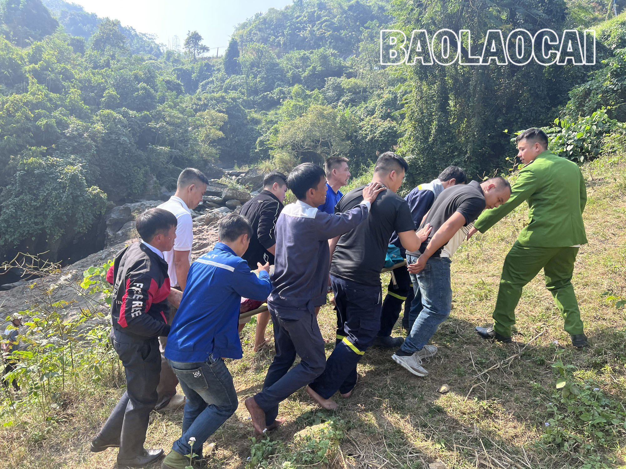 Đưa nạn nhân đi cấp cứu. A1 (1).jpg