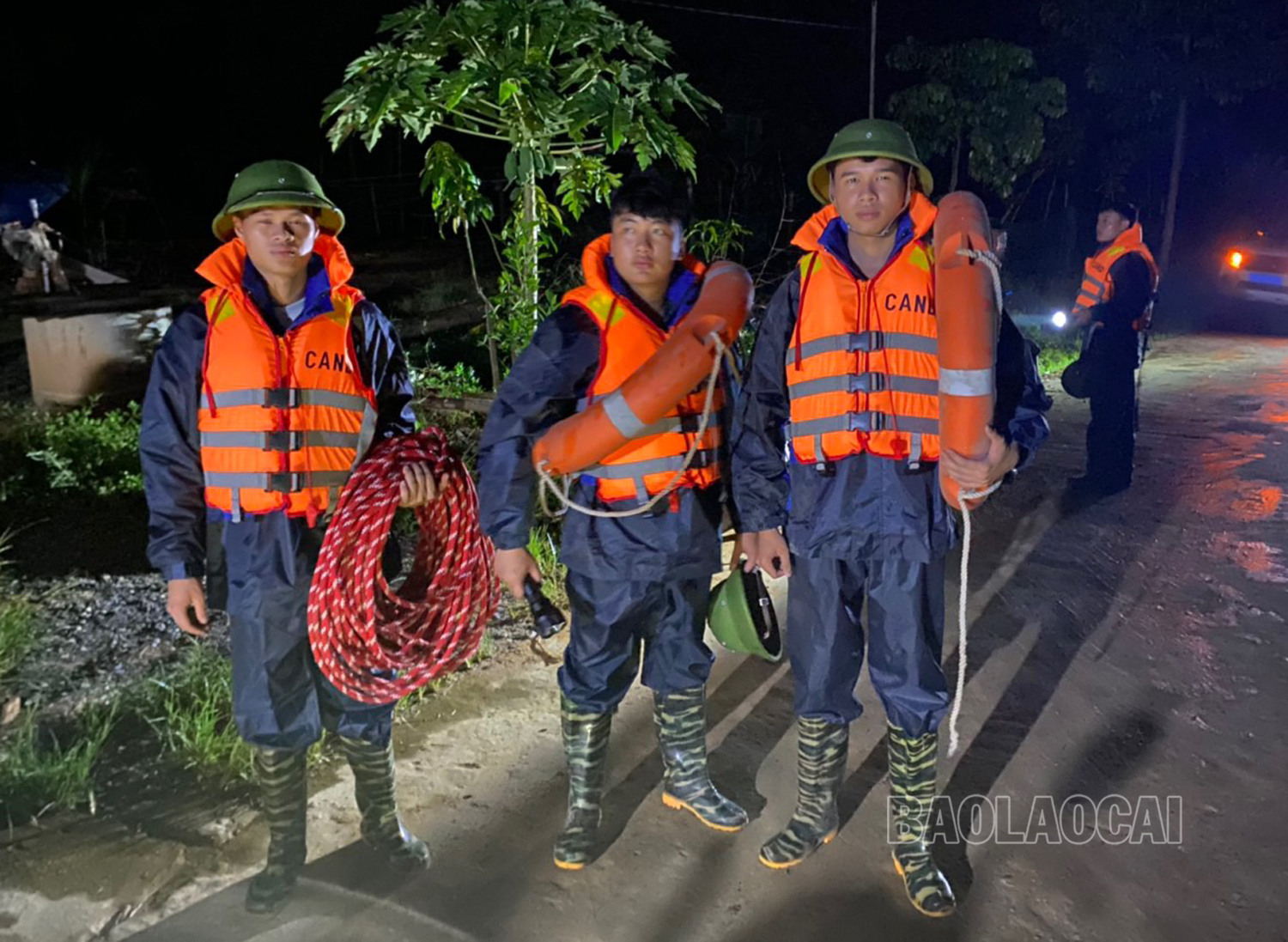 Triển khai lực lượng tìm kiếm thông đêm 3/8. 33.jpg