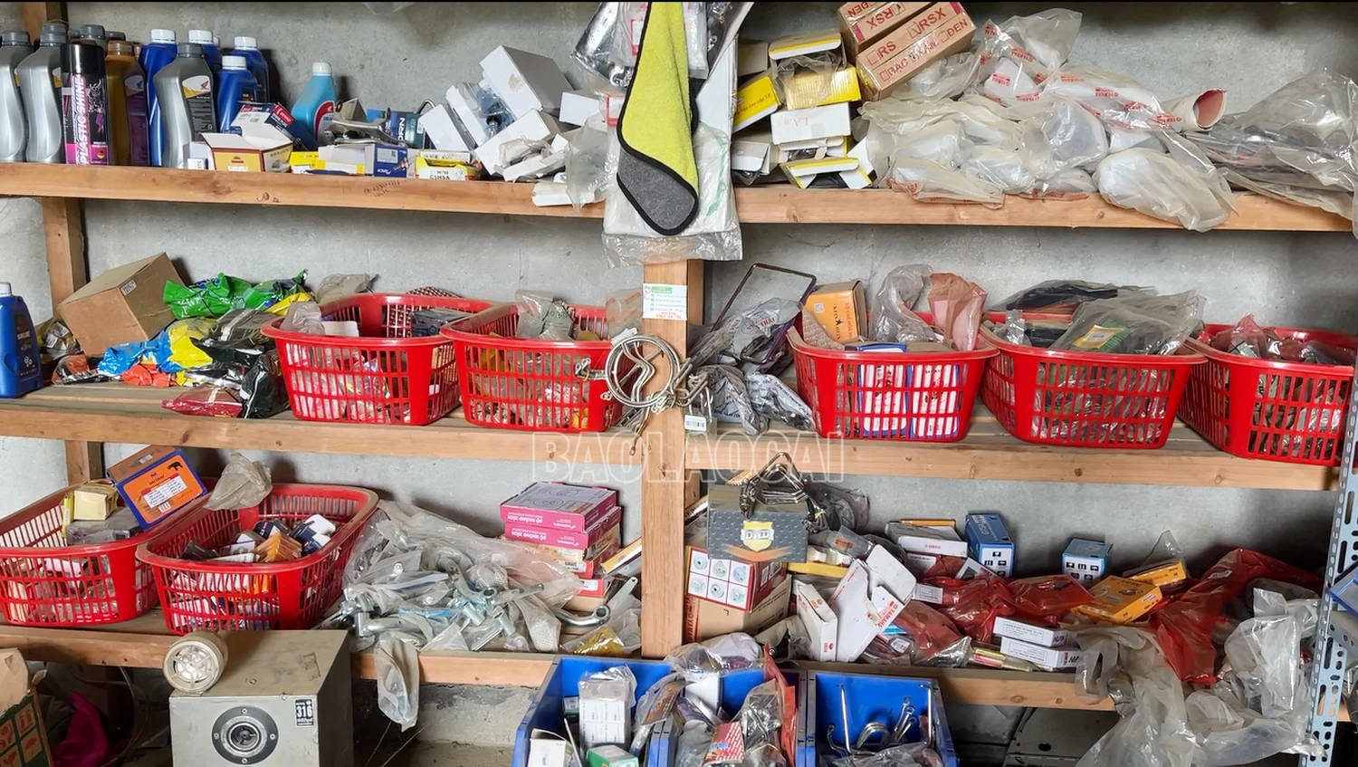 Hàng trăm loại phụ tùng có nhãn mác và không nhãn mác tại một cơ sở sửa chữa xe máy ở huyện Bắc Hà.