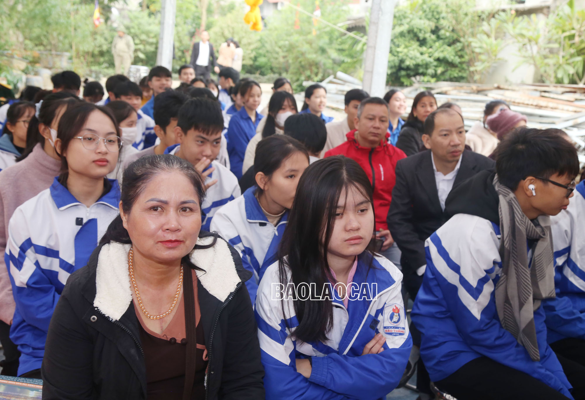 Đông đảo tăng ni, phật tử và người dân tham dự buổi lễ. A4.jpg