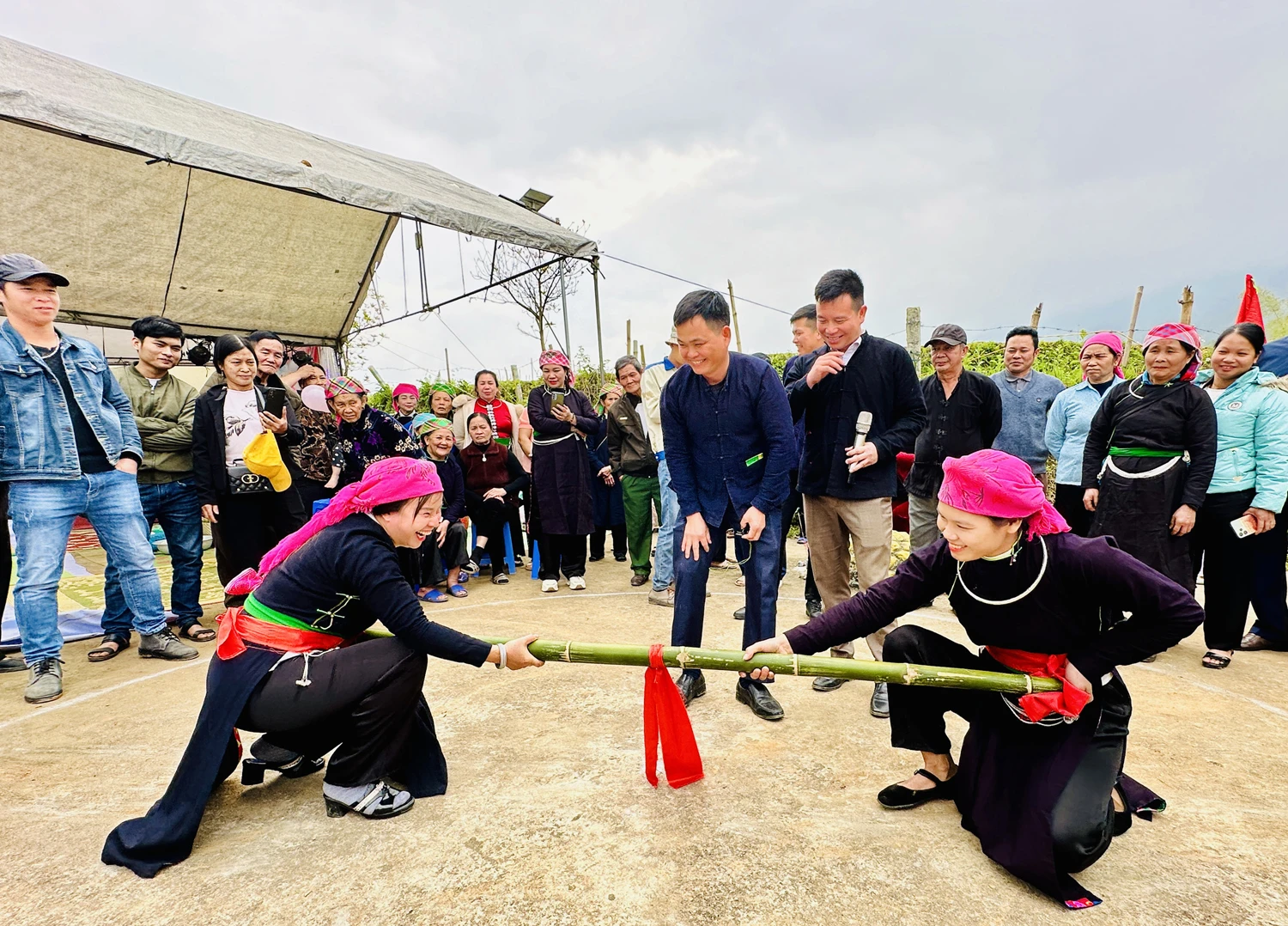 nhân dân và du khách tham gia trò chơi dân gian tại lễ hội Thành Hoàng làng xã Hợp Thành.jpg