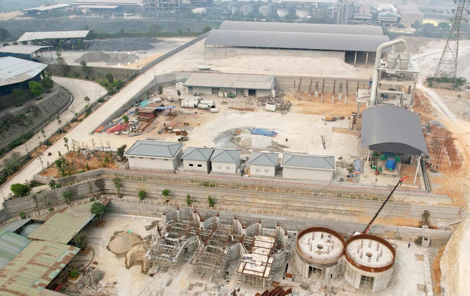Nhà máy nghiền xỉ phốt pho xỉ lò cao của Công ty Cổ phần sản xuất và thương mại Lao Kay đang dần hoàn thiện .jpg