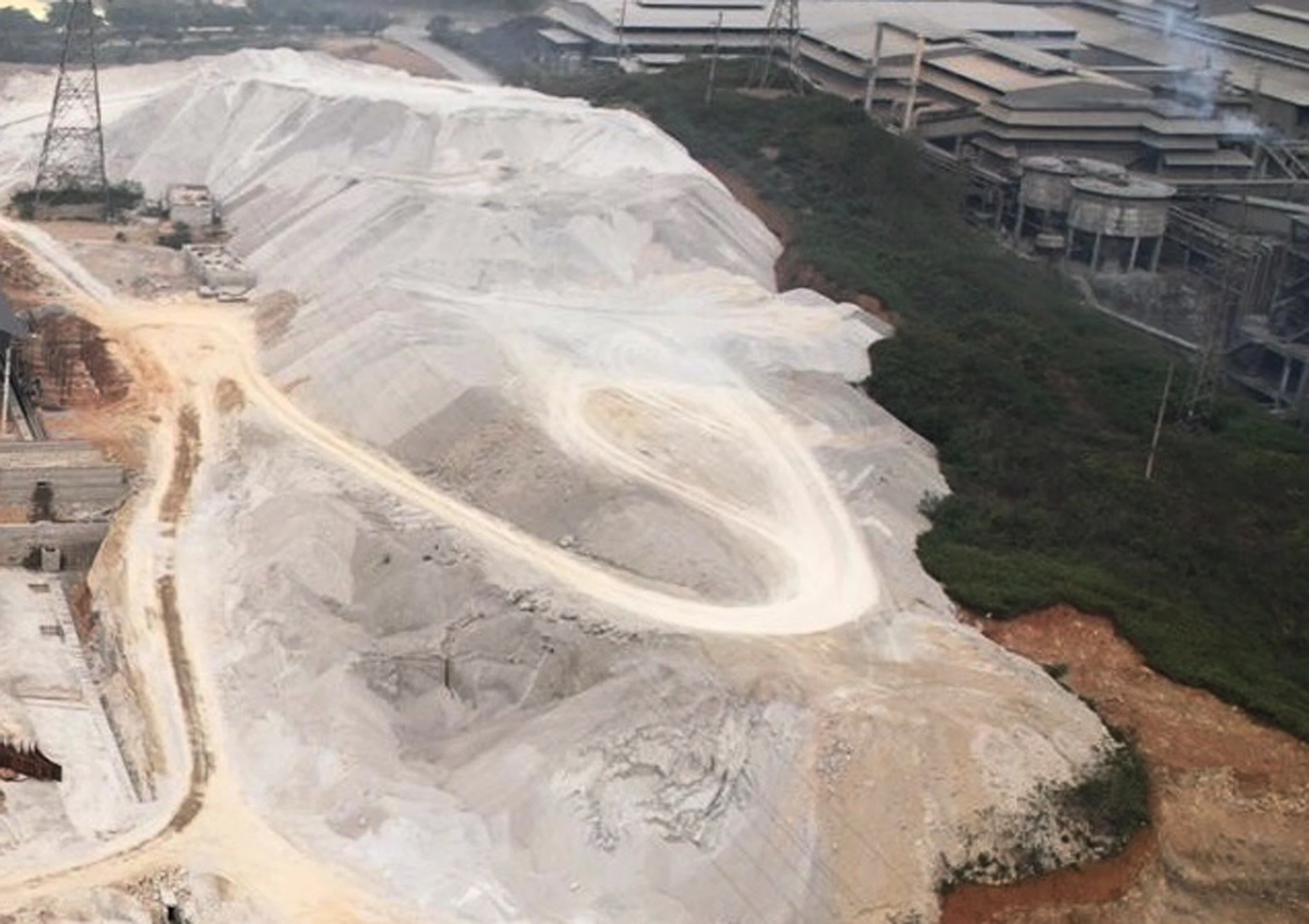 các bãi xỉ thải rắn chất đống tại Khu công nghiệp Tằng Loỏng sẽ sớm được xử lý.jpg