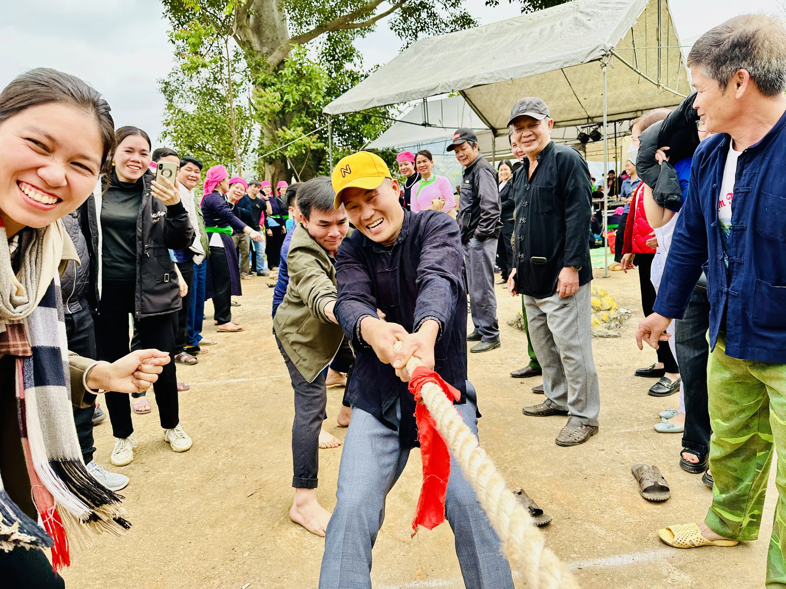 Nhộn nhịp trò chơi kéo co tại xã Hợp Thành.jpg