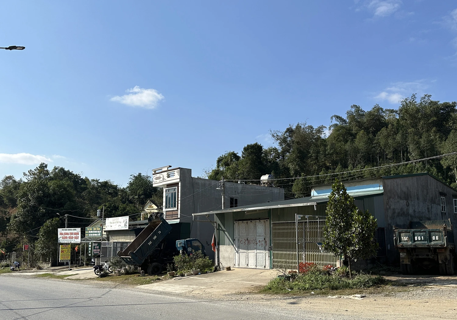 Khu dân cư trung tâm xã Bản Phiệt ven Quốc lộ 70 cũng đang vướng quy hoạch nên chưa xử lý được việc làm nhà trên đất chưa phù hợp.JPG