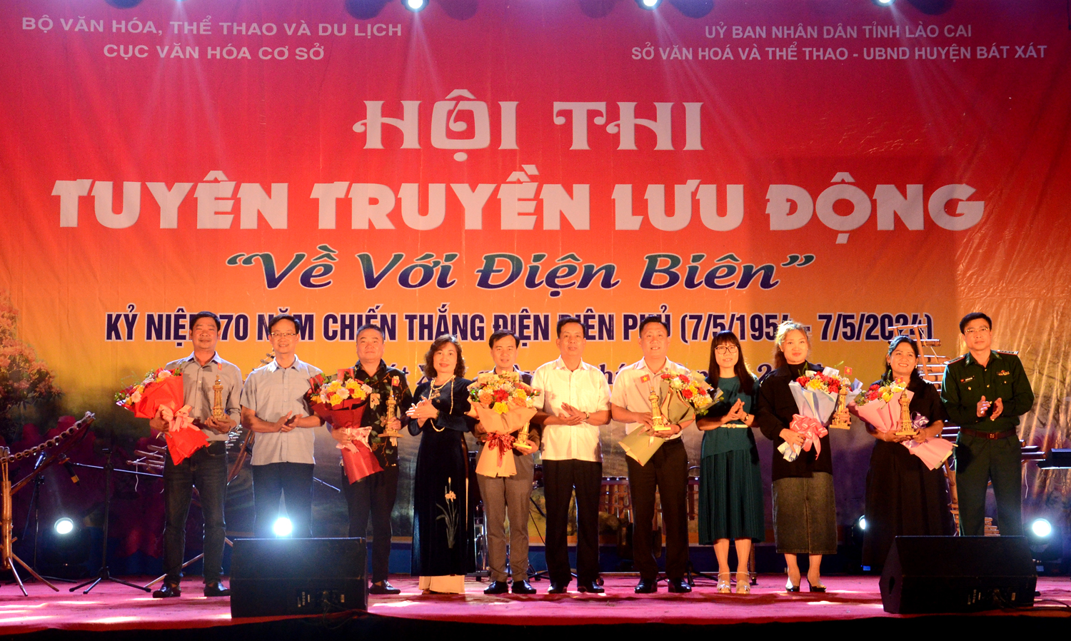 Đại diện Cục Văn hóa cơ sở, Sở Văn hóa Thể thao Lào Cai và huyện Bát Xát tặng hoa các đoàn tham gia lưu diễn. Đại diện Cục Văn hóa cơ sở, Sở Văn hóa Thể thao Lào Cai và huyện Bát Xát tặng hoa các đoàn tham gia lưu diễn.