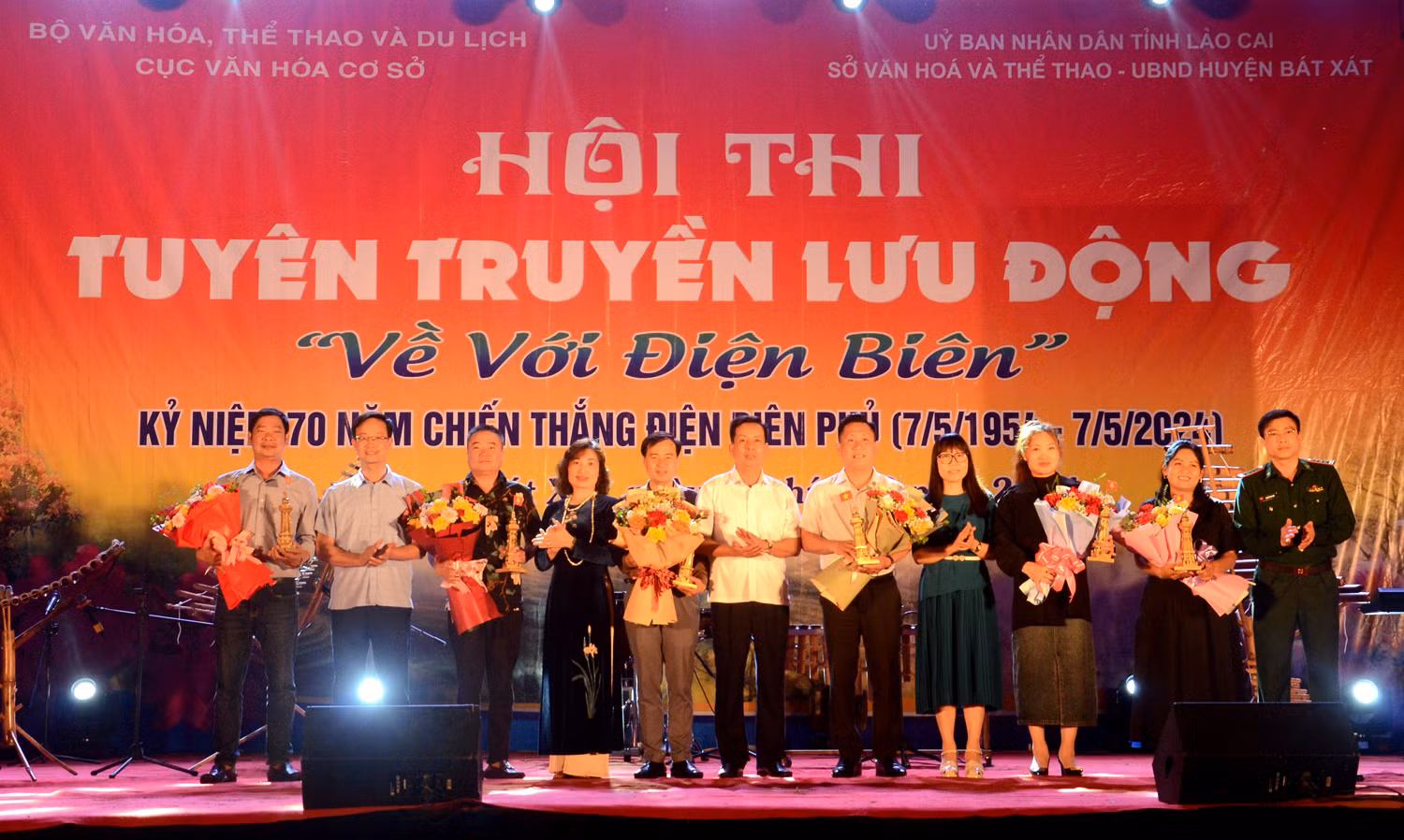 Đại diện Cục Văn hóa cơ sở, Sở Văn hóa Thể thao Lào Cai và huyện Bát Xát tặng hoa các đoàn tham gia lưu diễn.