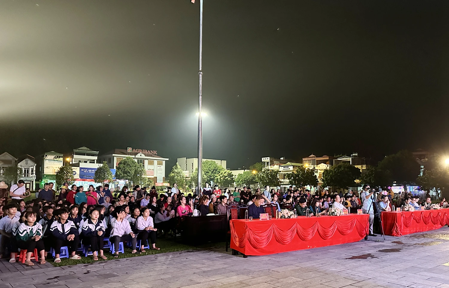 Đông đảo khán giả đến cổ vũ cho đêm lưu diễn.