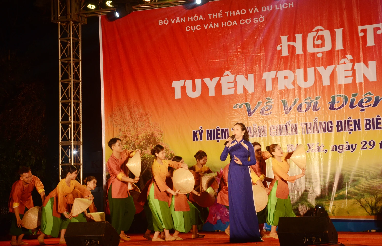 Tiết mục ca cổ "Hương sắc Miền Nam" của Đội thông tin lưu động tỉnh An Giang.