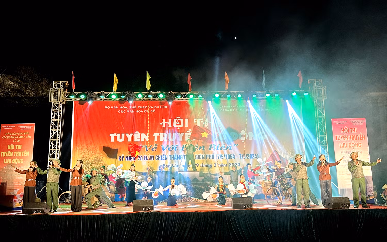 Liên khúc "Tiến về Điện Biên" của Đội thông tin lưu động tỉnh Phú Thọ.