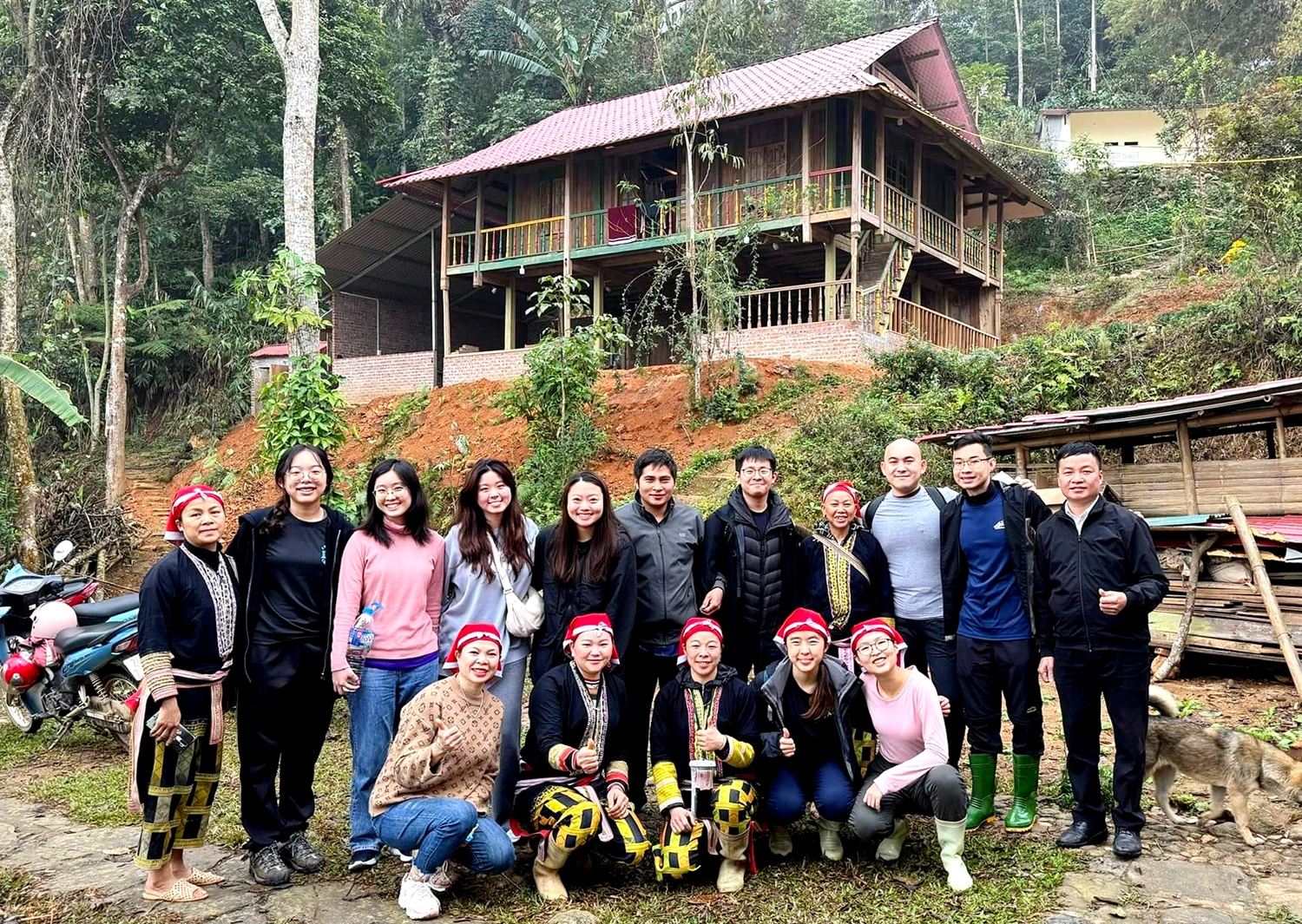 Những đoàn khách du lịch đến xã Phìn Ngan, huyện btas xát năm 2023.jpg