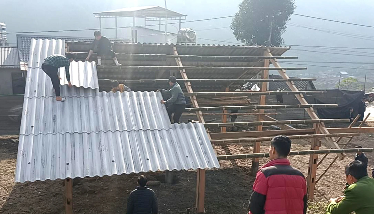 xã Mường Hoa tuyên truyền tháo dỡ công trình dựng trái phép trên đất chưa phù hợp.JPG